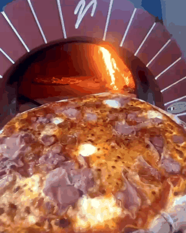 Pizza davanti al forno acceso di Terrazza 99